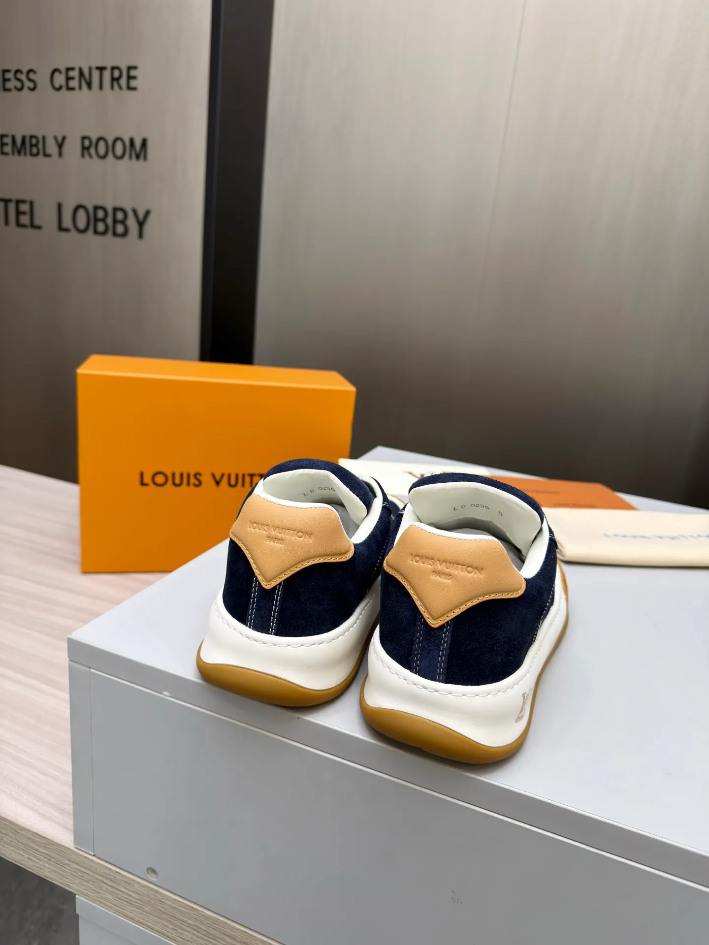 Men's men's shoes P640! Top version LV-Louis Vuitton-classic catwalk new style, empty glue process·original 1:1 development and reproduction! ! The upper foot is very comfortable. It is made of luxurious materials and fine workmanship. The midsole is printed with English letters "Made in Europe". The upper is made of calfskin imported from Italy. The side is decorated with the brand's LOGO and signature. The latest latex foot pads and mesh lining make the foot feel super comfortable. The original two-color TPU combination outsole is specially provided by the original factory. Bag technology Goodyear stitched edges Fabric: Exclusive custom first-layer cowhide Accessories: Exclusive private model Vuitton logo, lining: Customized silk mesh lining - first-layer silk cowhide lining Outsole: TPU combination outsole wear-resistant, non-slip and anti-yellowing Foot pads: new latex pads-mesh sweat-absorbent Counter technology: fully computerized sewing machine wire drawing Toe box back cover Hot and cold shaping Full set of pull-top last with medium and low logo pattern Code number 39-45